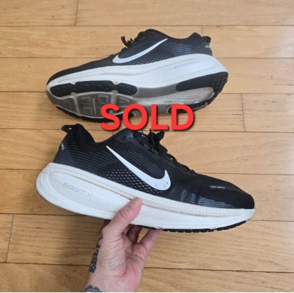 NikeVomero 18 black dual-density midsole running sneakersMENS 10.5